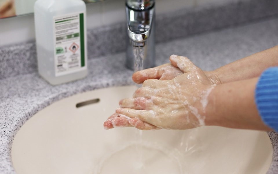 Agua lavandose manos